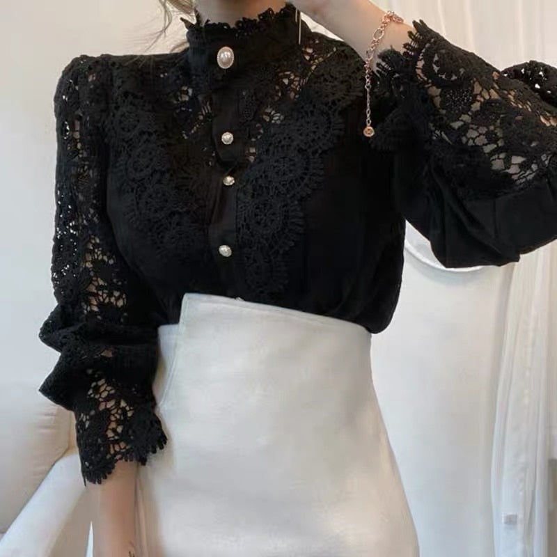 Schwarze Spitzenbluse mit Perlenknöpfen, elegantes Design, Damenmode, langärmlig.