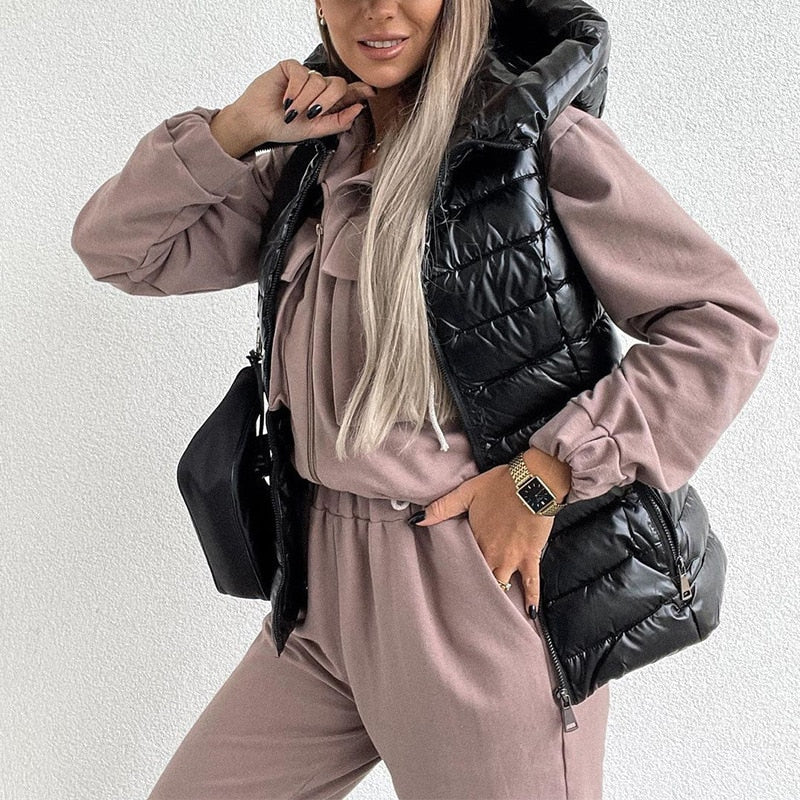 Frau in schwarzer Steppweste und beigem Jogginganzug, modisch, lässig, Herbstmode.