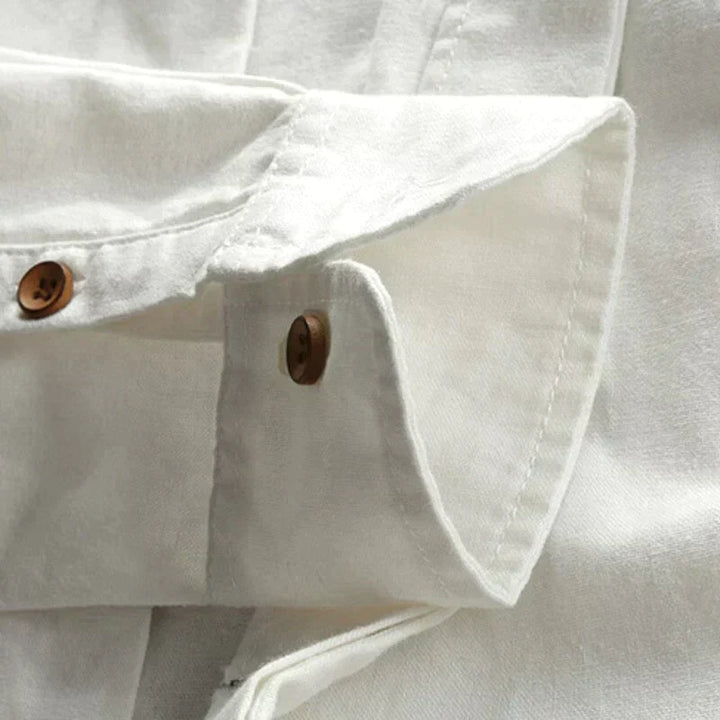 Weiße Leinenbluse mit braunen Knöpfen, elegante Damenmode, Sommerbekleidung.