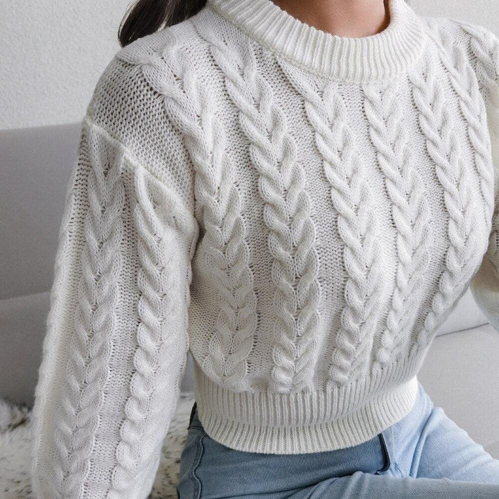 Weiße Zopfmuster-Strickpullover Damen, gemütlich, modisch, Herbst-Winter-Outfit.