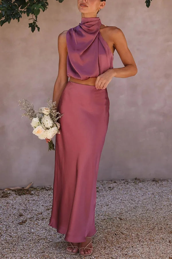 Frau in lila Satin-Abendkleid mit Blumenstrauß, elegantes Design, ärmellos, bodenlang.