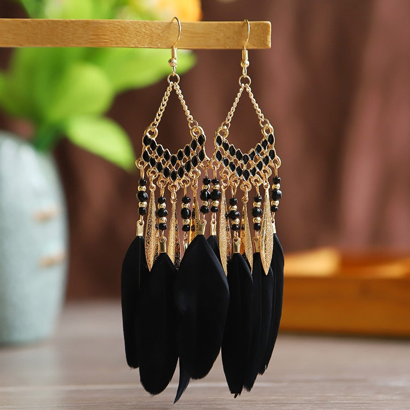 Goldene Ohrringe mit schwarzen Federn, Boho-Stil, handgefertigt, modisch, Damen-Schmuck.