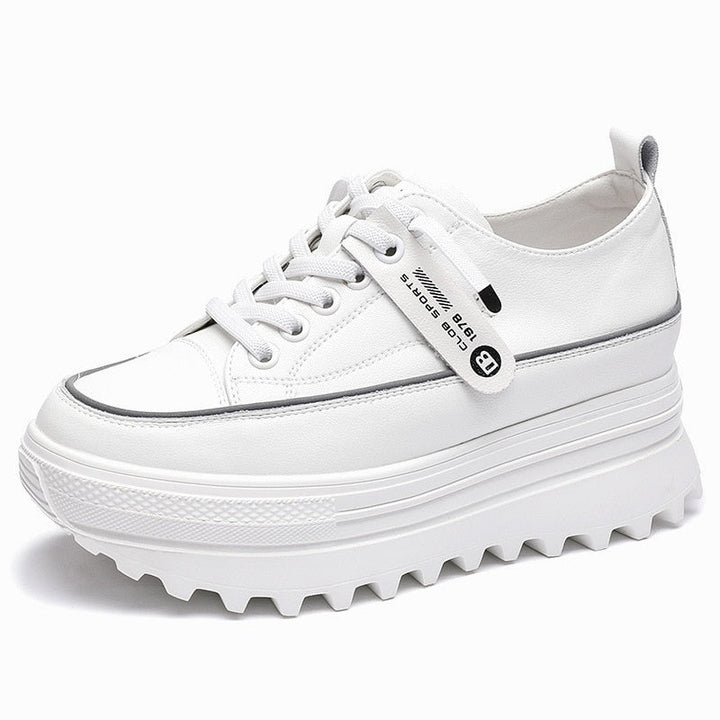 Weiße Plateau-Sneaker aus Leder mit dicker Sohle, modisch und bequem für Damen.