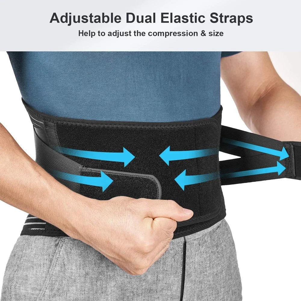 Mann trägt verstellbare Rückenbandage mit elastischen Riemen, schwarz, für Lendenwirbelstütze.