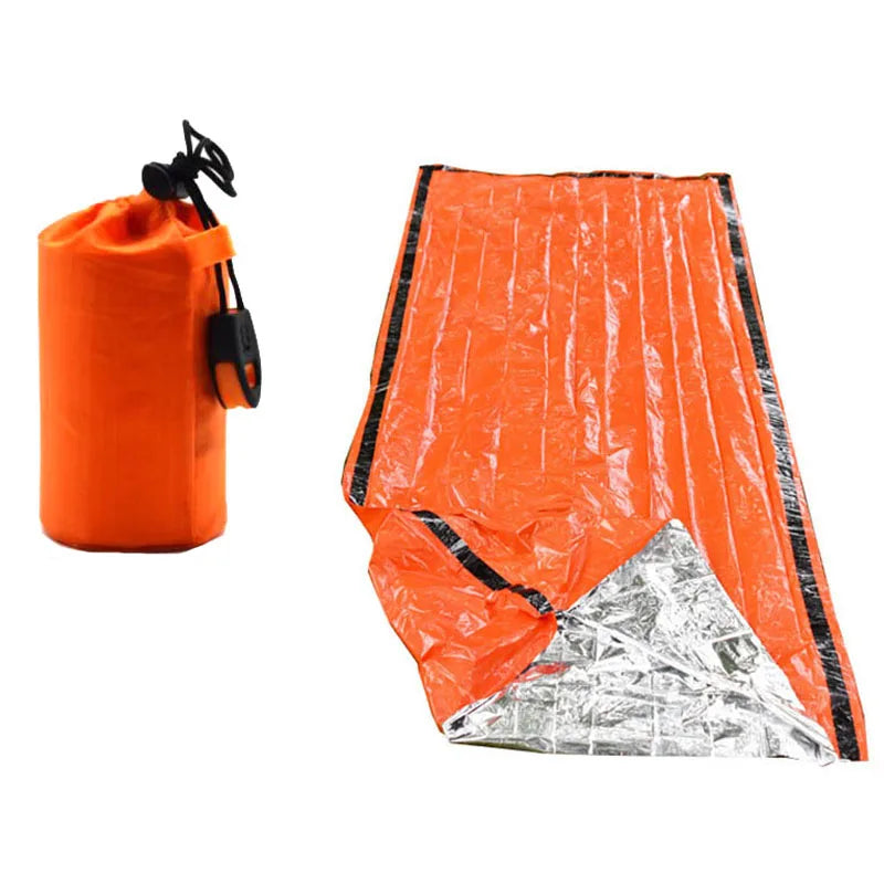Orangefarbener Notfallschlafsack mit silberner Isolierung, wasserdicht, kompakt, Outdoor-Camping.