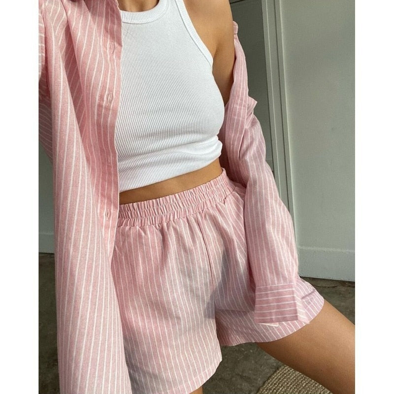 Frau in rosa gestreiftem Pyjama-Set und weißem Tanktop, gemütliche Nachtwäsche, Baumwolle.