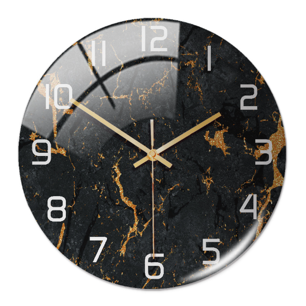 Schwarze Wanduhr mit goldenen Adern, moderne Dekoration, großes Zifferblatt, stilvolles Design.