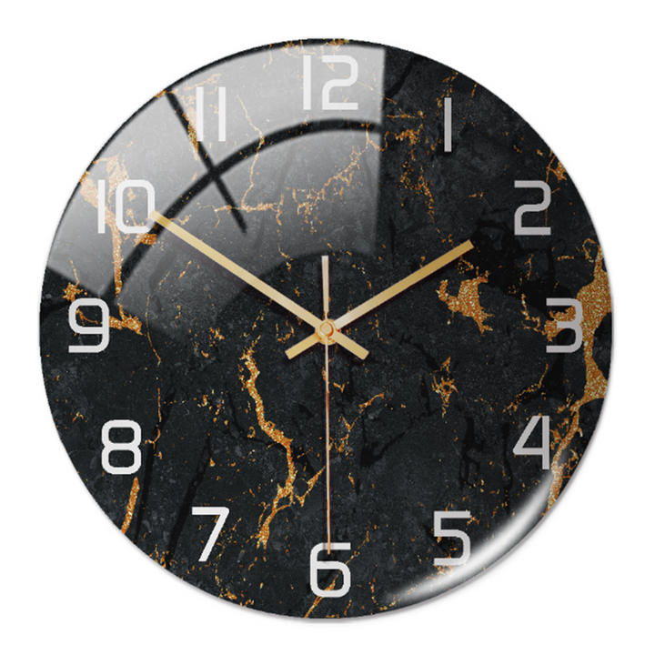 Schwarze Wanduhr mit goldenen Adern, moderne Dekoration, großes Zifferblatt, stilvolles Design.