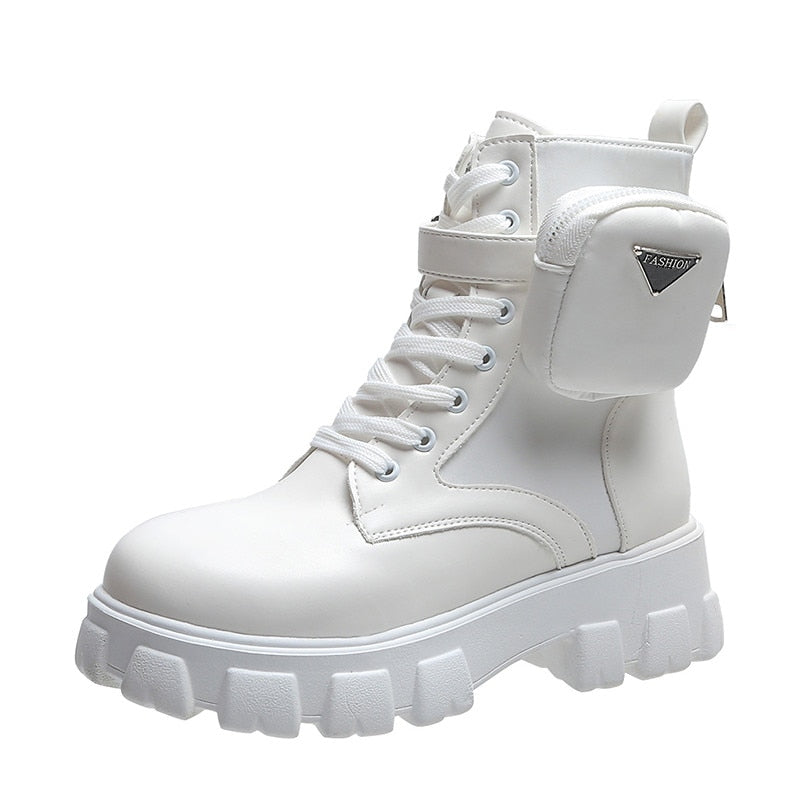 Weiße Damenstiefelette mit Plateau, Schnürung und seitlicher Tasche, modisch und robust.