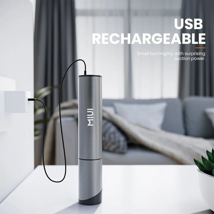 Grauer USB-aufladbarer Handstaubsauger, kompakt, leistungsstark, modernes Design, Wohnzimmer.