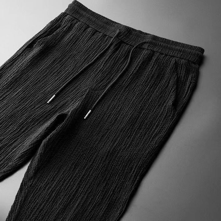 Schwarze Herren-Jogginghose, geripptes Material, Kordelzug, bequem, modisch.