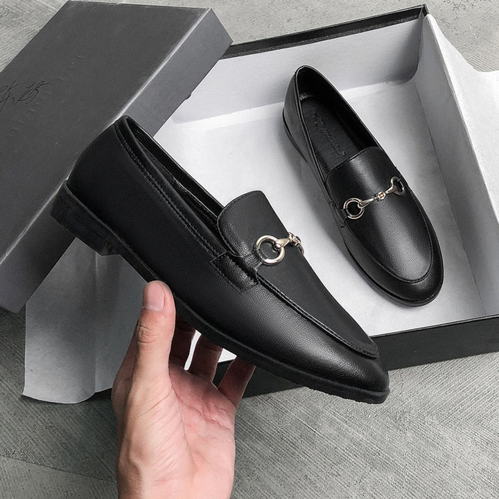 Schwarze Lederloafer mit Metallschnalle, elegantes Design, Herrenschuhe, in Schuhkarton.
