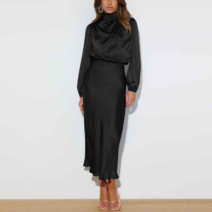 Frau in elegantem schwarzem Satinkleid mit langen Ärmeln und Stehkragen, Abendmode.