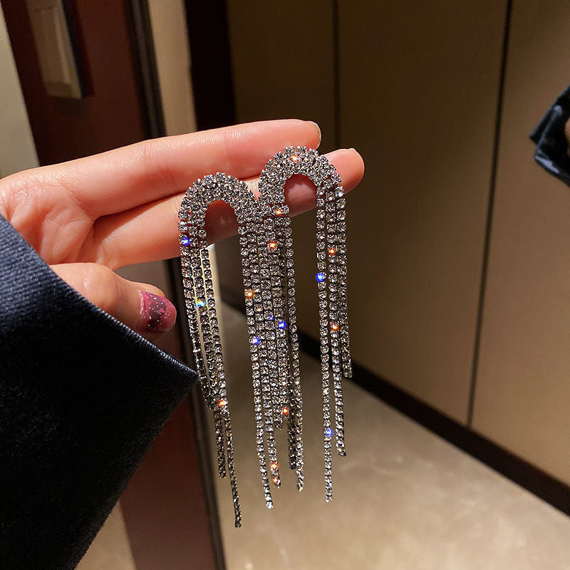 Glitzernde Strass-Ohrringe mit langen Fransen, funkelnd, elegant, modisches Accessoire.
