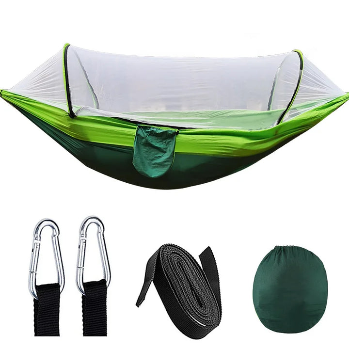 Grüne Hängematte mit Moskitonetz, Karabiner, Gurten und Tragetasche für Outdoor-Camping.
