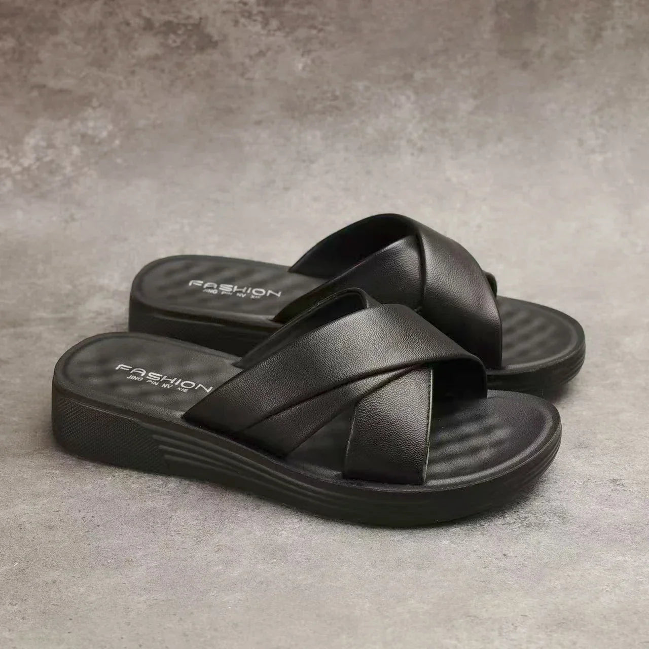 Dámské klínové pantofle z umělé kůže s otevřenou špičkou – Cassy