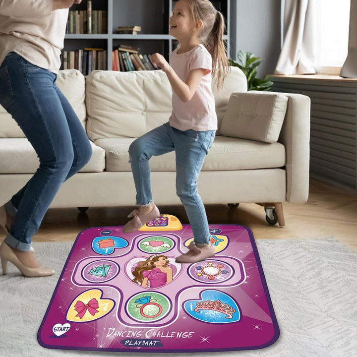 Mädchen tanzt auf lila Tanzmatte im Wohnzimmer, interaktives Spielzeug, Kinderunterhaltung.