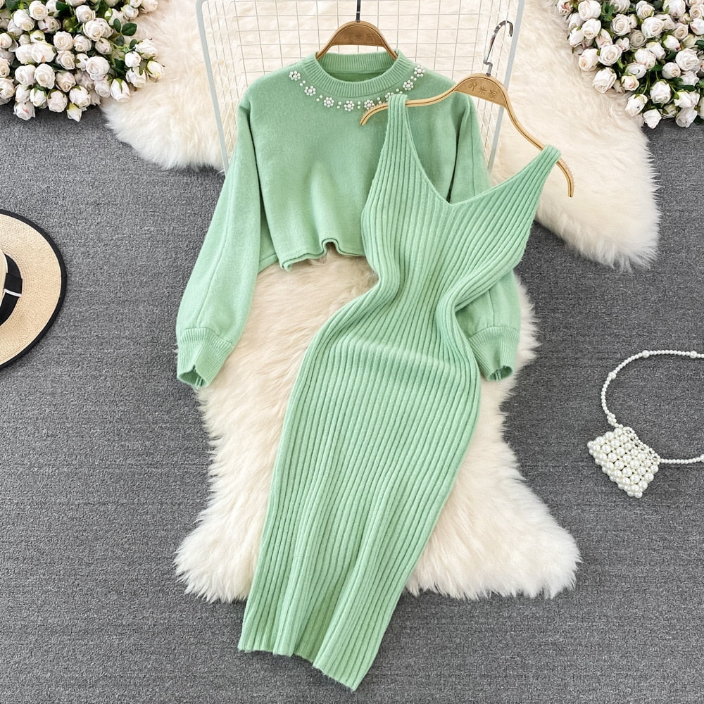 Grünes Strickkleid und Pullover-Set, Damenmode, elegant, Herbst, Strickwaren, Blumenmuster.
