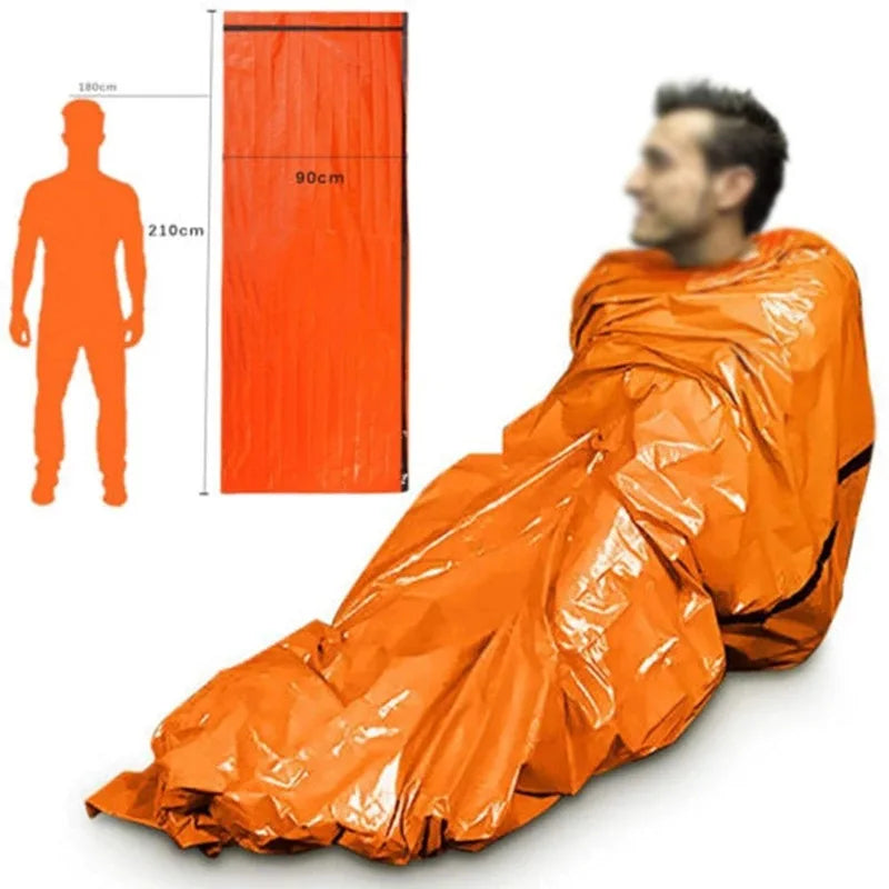 Orangefarbener Notfallschlafsack, wasserdicht, 210x90cm, für Outdoor-Abenteuer.