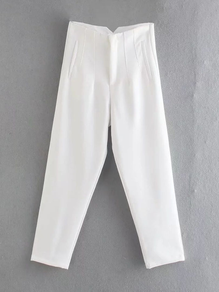 Weiße Damenhose, elegant, gerade geschnitten, mit Taschen, aus Baumwolle, modisch.