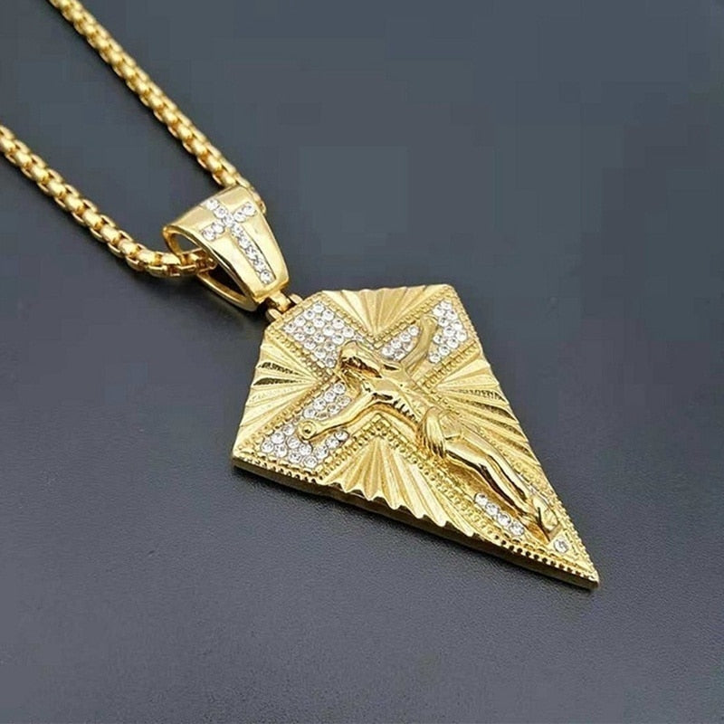 Goldene Halskette mit Kreuzanhänger, verziert mit Diamanten, luxuriöses Schmuckdesign.