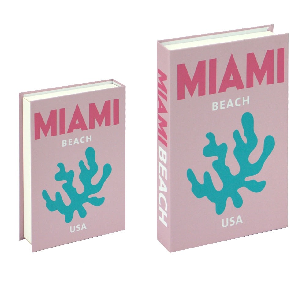 Zwei rosa Bücher "Miami Beach USA" mit Korallenmotiv, groß und klein, dekorativ.