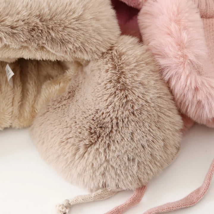 Beige und rosa Kunstfellmützen, weich, warm, Winteraccessoires, modisch, Damenbekleidung.
