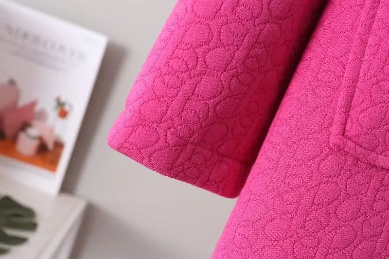 Rosa gesteppter Mantelärmel, strukturiertes Design, modische Damenbekleidung.