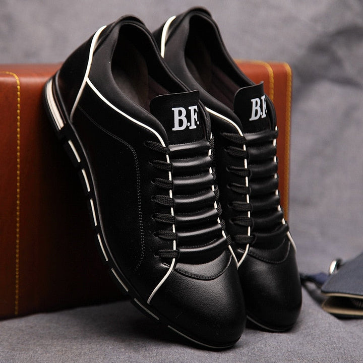 Schwarze Herrensneaker mit weißer Sohle, Lederoptik, modisches Design, bequeme Freizeitschuhe.