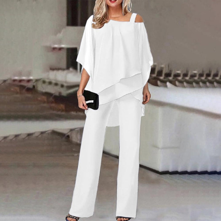 Elegantes weißes Damen-Outfit, schulterfreies Oberteil, weite Hose, Abendmode.