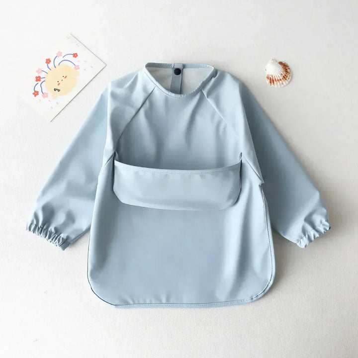 Hellblaues Kinder-Lätzchen mit langen Ärmeln, wasserdicht, ideal für Mahlzeiten und Basteln.