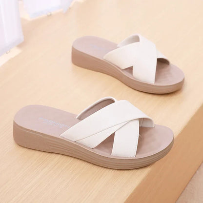 Dámské klínové pantofle z umělé kůže s otevřenou špičkou – Cassy