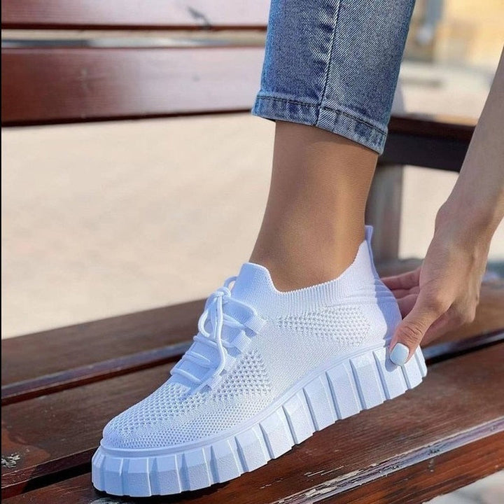 Weiße Damen-Sneaker mit dicker Sohle, atmungsaktiv, Strickmaterial, modisch, bequem.