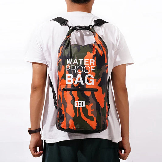 Wasserdichter Rucksack 30L, Camouflage-Design, ideal für Outdoor-Aktivitäten, robust und stilvoll.