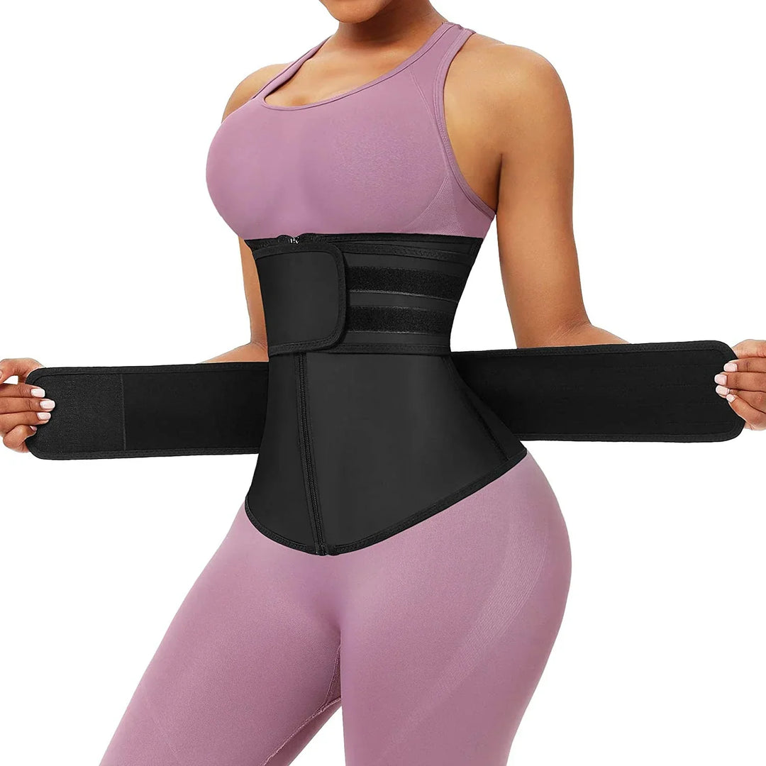 Frau in lila Sportkleidung trägt schwarzen Taillentrainer, Fitness, Abnehmen, Shapewear.