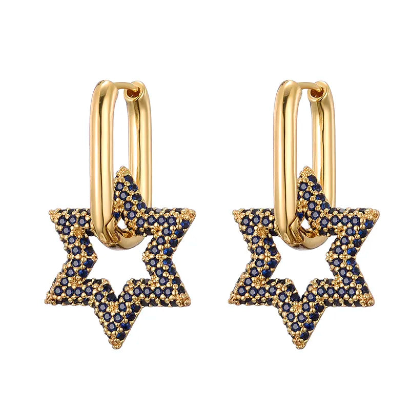 Goldene Ohrringe mit blauen Sternanhängern, Schmuck, modisch, elegant, Damenaccessoire.
