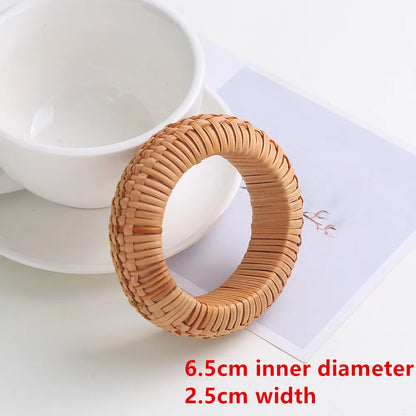 Runder Rattan-Serviettenring, 6,5 cm Innendurchmesser, 2,5 cm Breite, Naturmaterial.