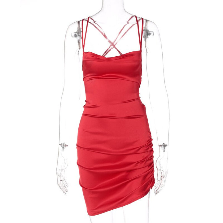 Rotes Satin-Minikleid mit Spaghettiträgern, figurbetont, elegant, Damenmode.