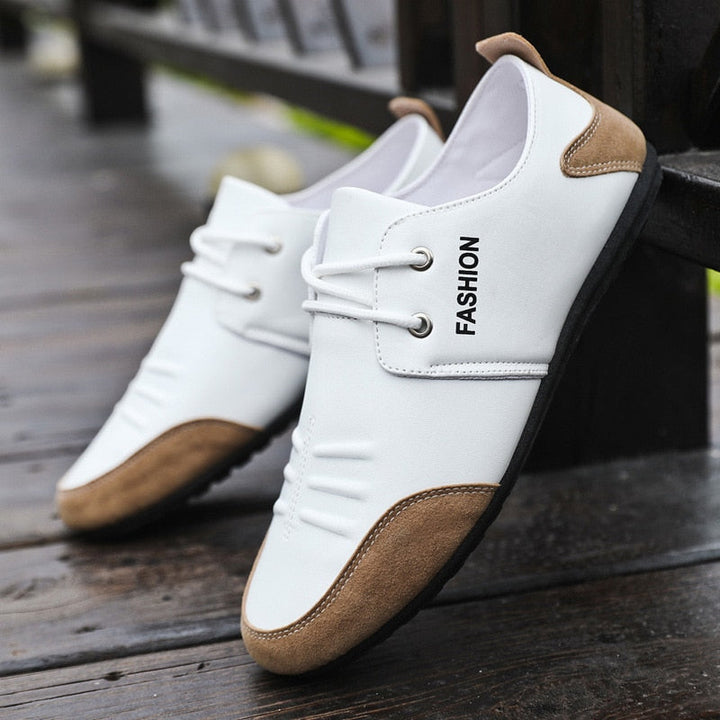 Weiße Herrenschuhe mit braunen Akzenten, Schnürung, rutschfeste Sohle, modisch, bequem.