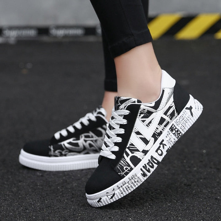 Schwarz-weiße Sneaker mit Graffiti-Muster, Damenmode, Freizeitschuhe, Straßenschuhe.