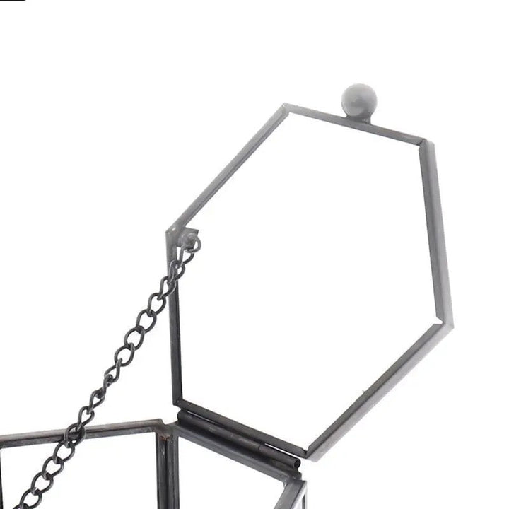 Geometrische Glasbox mit Metallrahmen, sechseckig, Kette, Schmuckaufbewahrung, modern, transparent.