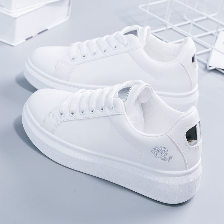 Weiße Damen-Sneaker mit Rosenstickerei, Plateau-Sohle, modisch, bequem, lässig.
