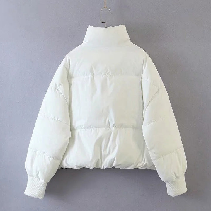 Weiße Daunenjacke, Damen, Wintermode, warm, gesteppte Jacke, modisch, isoliert, Rückansicht.