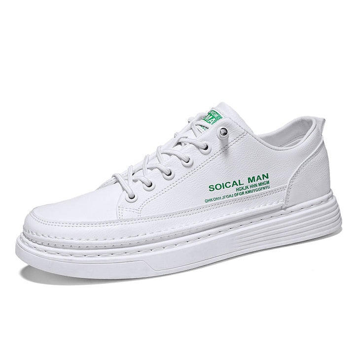 Weiße Herrensneaker aus Leder mit grüner Aufschrift, modisch und bequem.