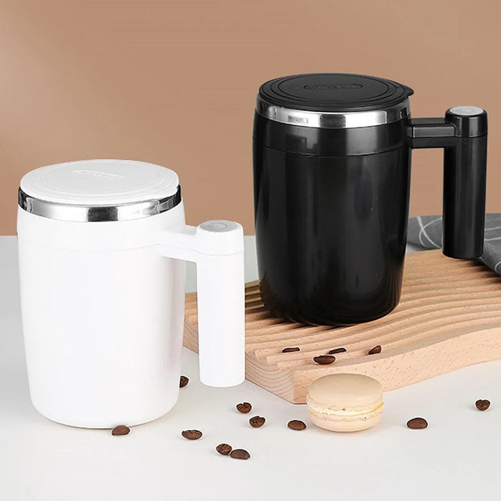 Schwarzer und weißer selbstumrührender Kaffeebecher aus Edelstahl, automatisch, wiederaufladbar.