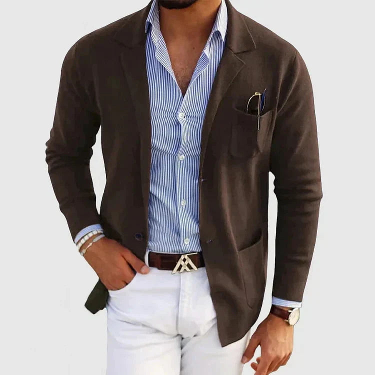 Eleganter Herrenblazer in Dunkelbraun mit Reverskragen und Knopfdetails, ideal für Business.