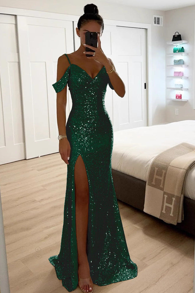 Tmavě zelená flitrová verze šatů na modelce, zepředu se zdůrazněným rozparkem sukně 3