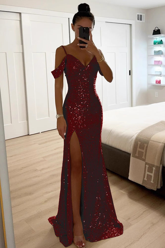 Vínově červená flitrová verze šatů na modelce, zepředu s rozparkem a tenkými ramínky 5