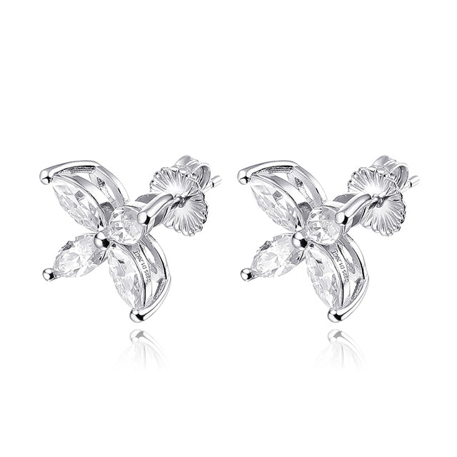 Silberne Ohrringe mit Moissanit, Blumenform, 4 Steine, funkelnd, eleganter Schmuck.