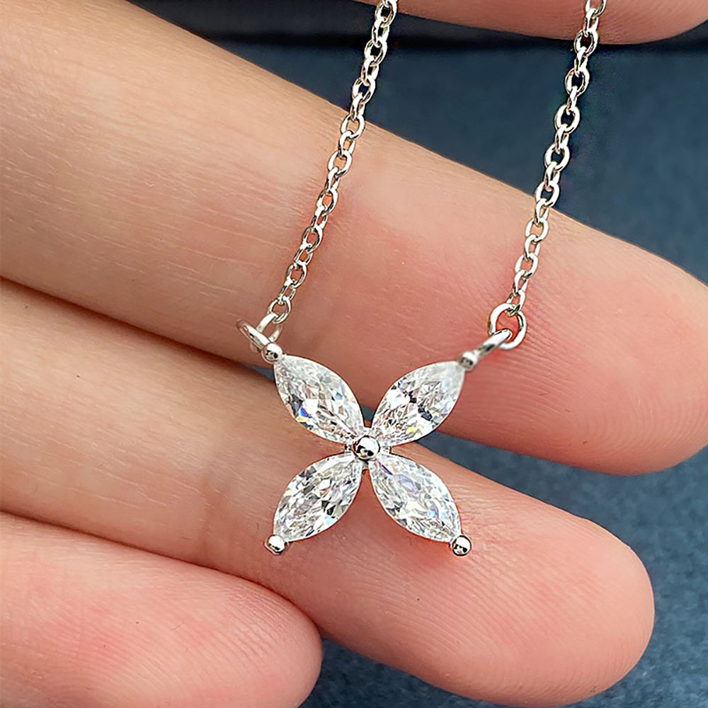 Silberne Halskette mit Schmetterlingsanhänger aus Moissanit, funkelnd, elegant, Damen-Schmuck.